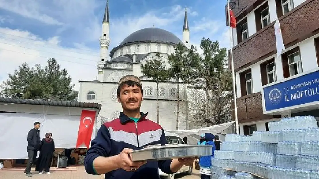 'Minare işçisi Afgan vatandaşı depremzedeleri yanlız bırakmadı'