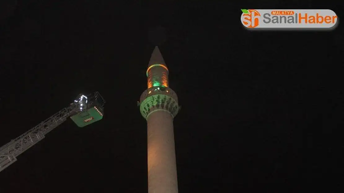 Minaredeki intihar girişimini imam engelledi