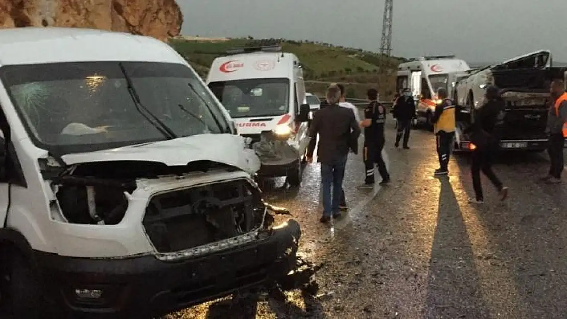 'Minibüs ile çekici çarpıştı'