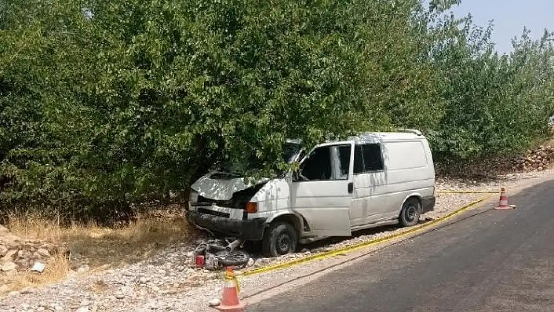 'Minibüs ile motosiklet çarpıştı: 3 yaralı'