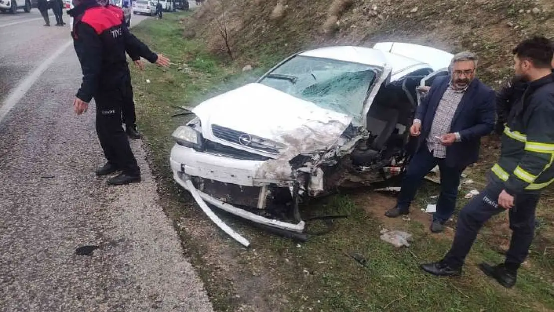'Minibüs ile otomobil çarpıştı: 1´i ağır 4 yaralı'