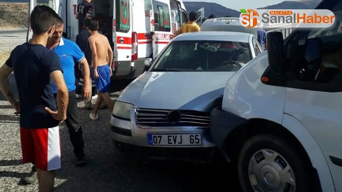 Minibüs ile otomobil çarpıştı