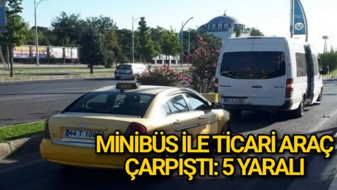 Minibüs ile ticari araç çarpıştı