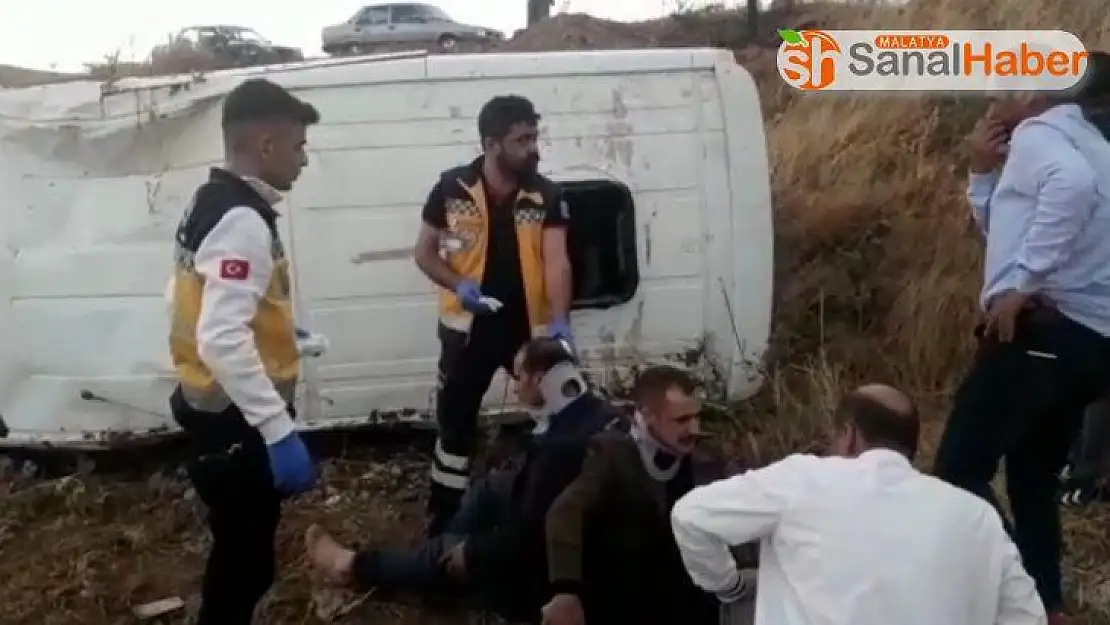 Minibüs, şarampole devrildi: 2 yaralı