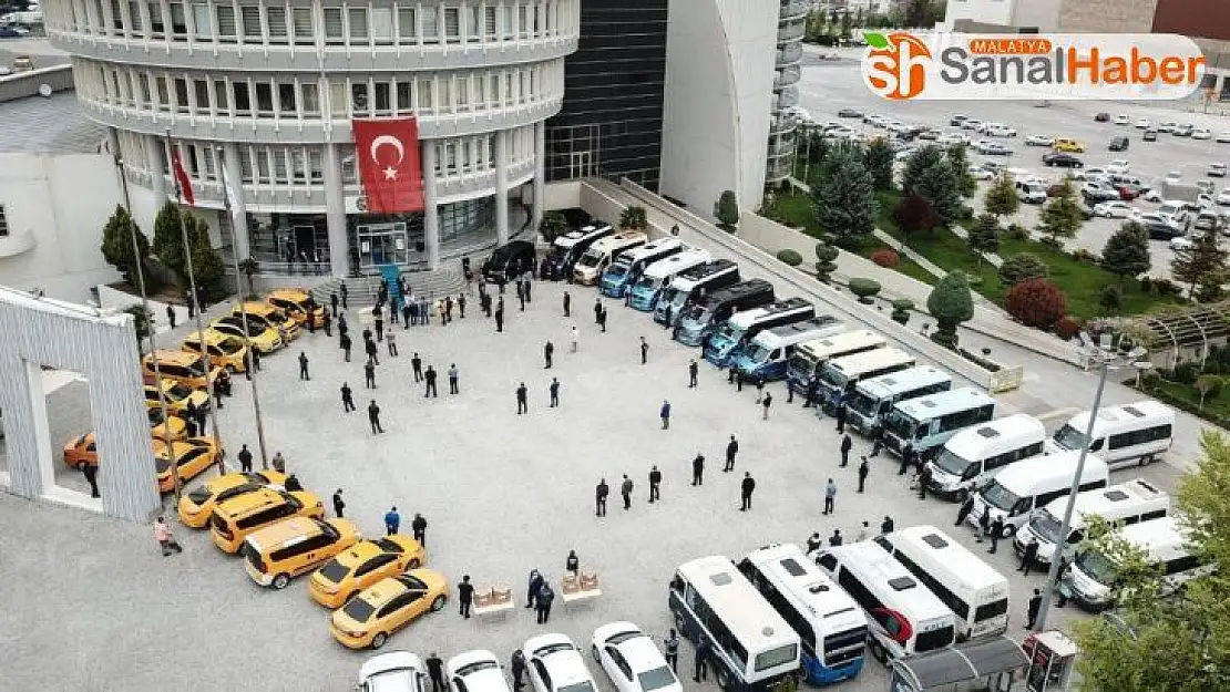 Büyükşehir törenle maske dağıtımı yapıldı