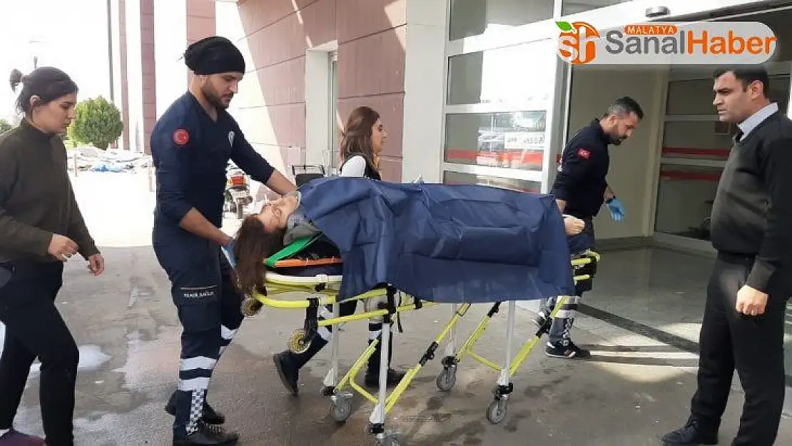 Minibüsün altında kalan kadın yaralandı