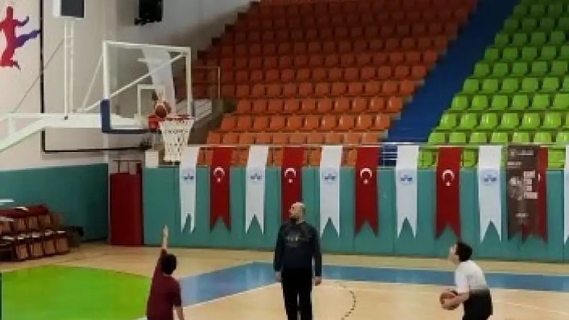 'Minik basketbolcunun attığı top, potada ´asılı´ kaldı'