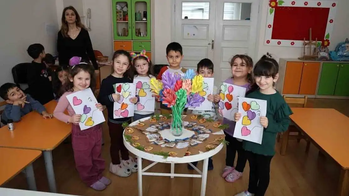 'Minik ellerden Dünya Kadınlar Günü hediyesi'