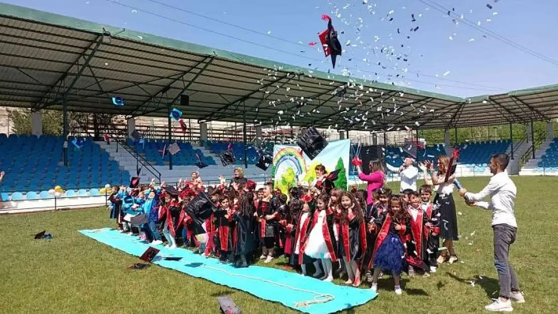 'Minik öğrenciler kep atarak mezun oldu'