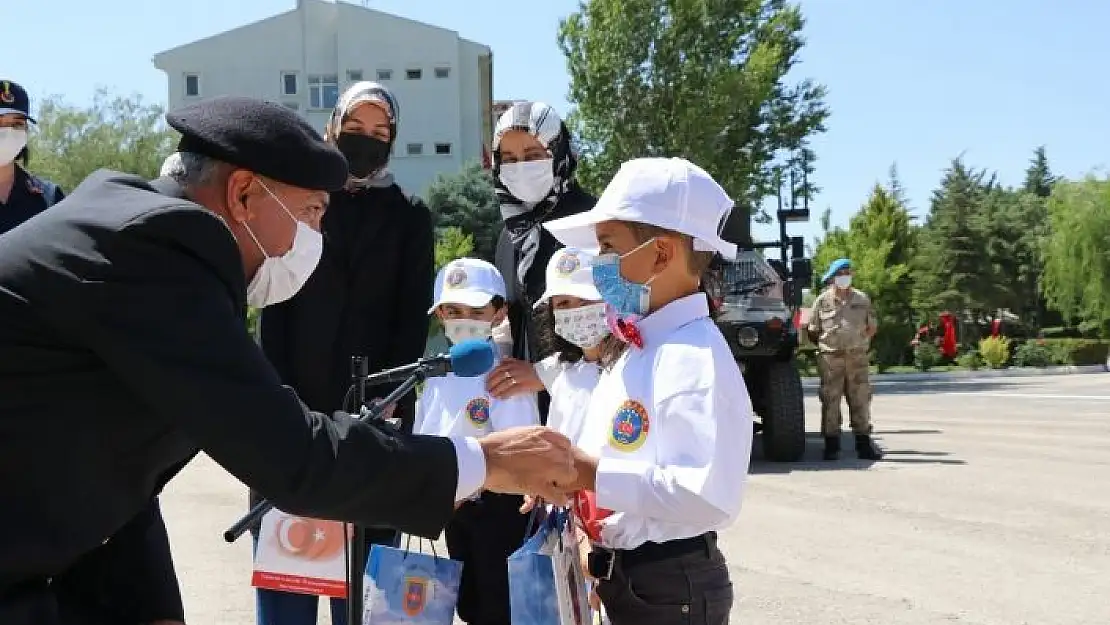 'Minik öğrencilerden, jandarmaya anlamlı ziyaret'