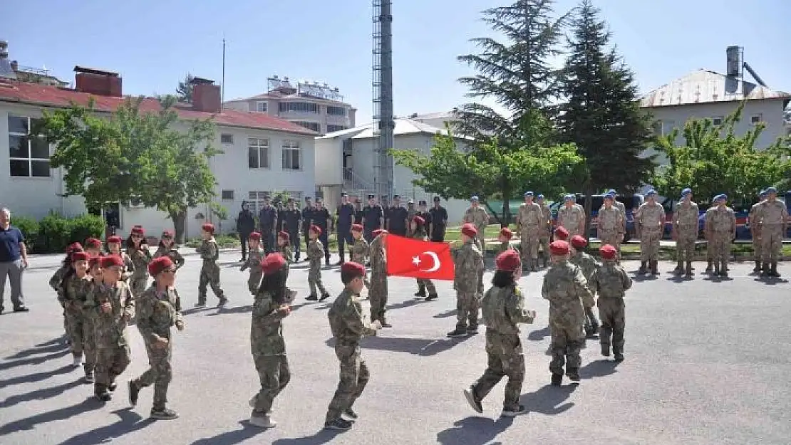 'Minik öğrencilerden jandarmaya moral'