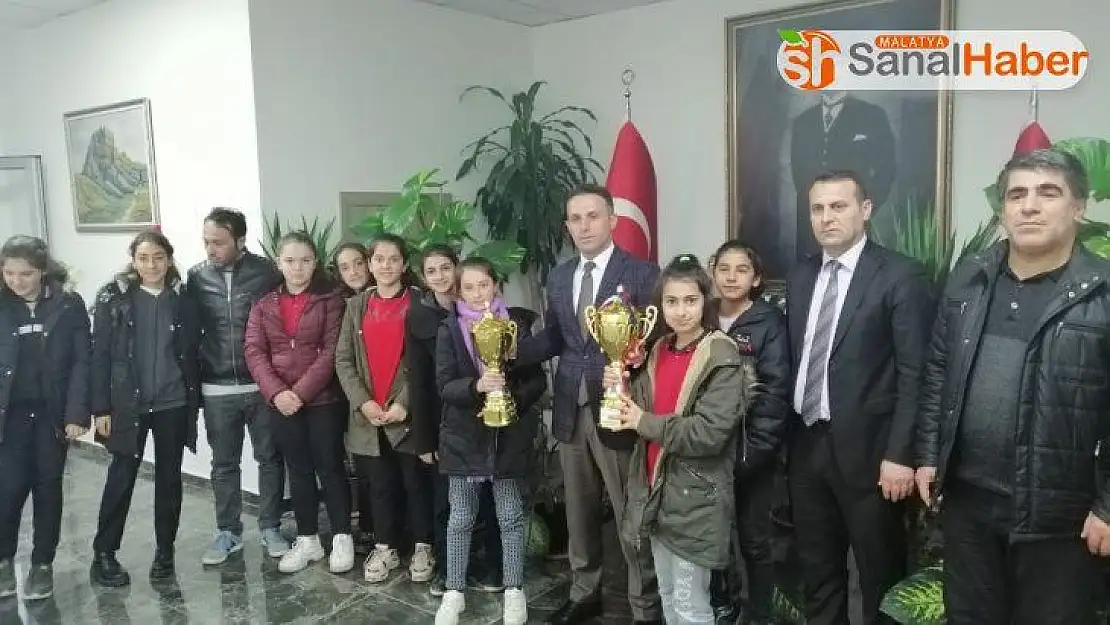Minik şampiyonlar kaymakam Doğan'ı ziyaret etti