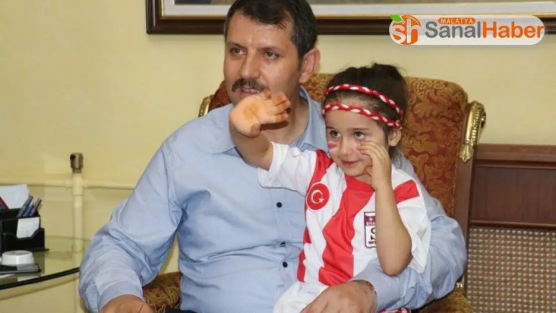 Minik taraftarların vali babası