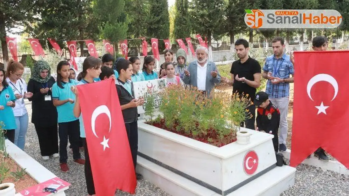Minikler şehitlikte askerler için dua etti