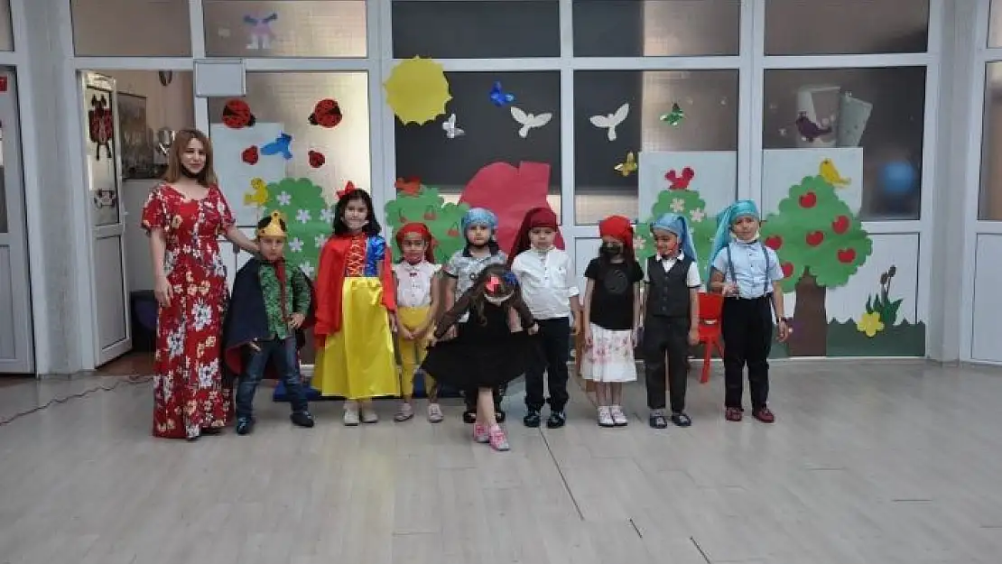 'Miniklerden tiyatro gösterisi'