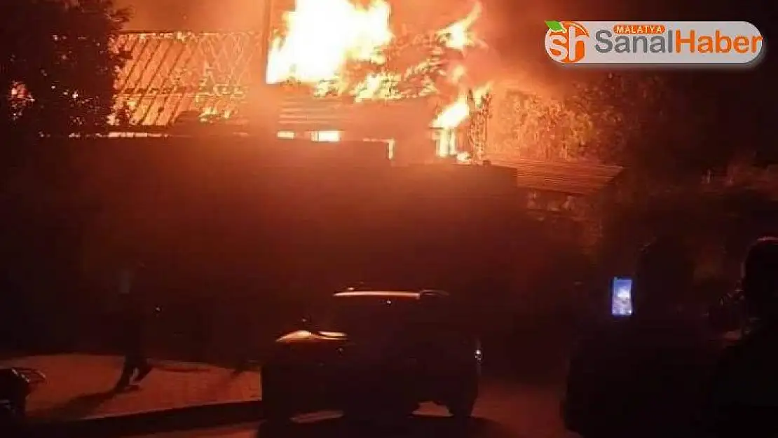 Mısır'daki tarihi kilise alev alev yandı