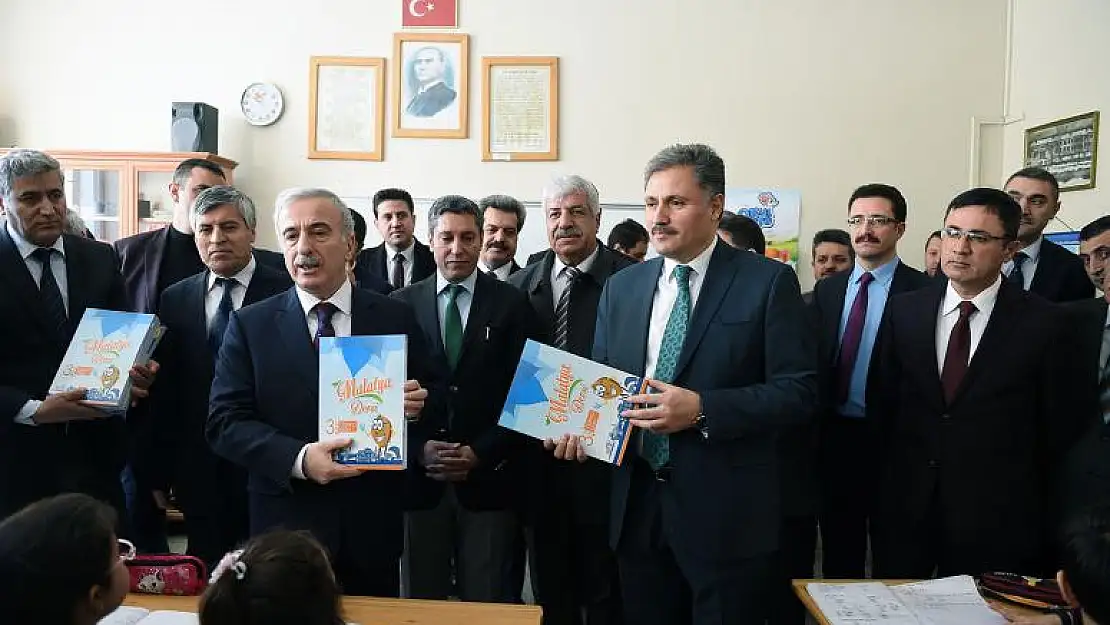 ÖĞRENCİLERE SÜT VE KİTAP DAĞITILDI