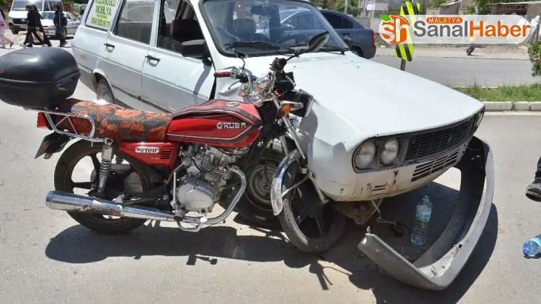 Motosiklet, çarptığı otomobile ok gibi saplandı