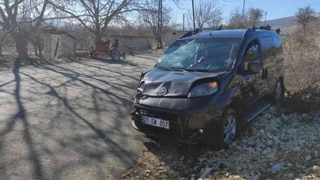 'Motosiklet ile hafif ticari araç çarpıştı: 3 yaralı'