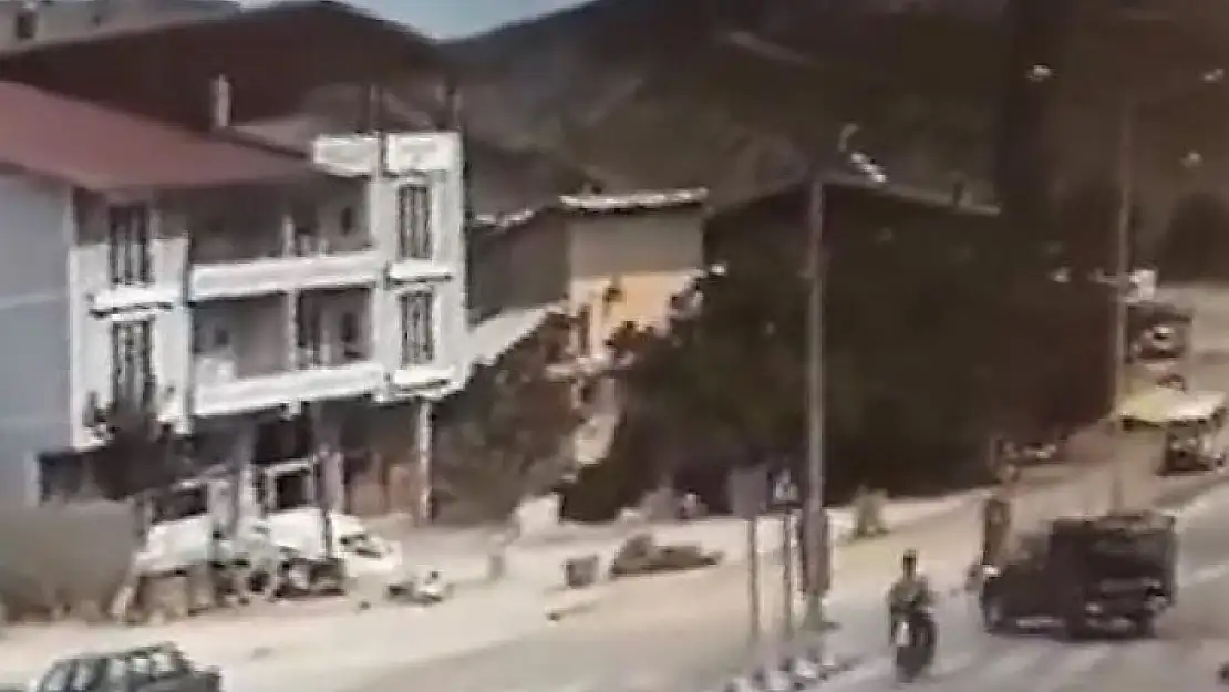 'Motosiklet ile hafif ticari aracın çarpıştığı kaza kamerada'