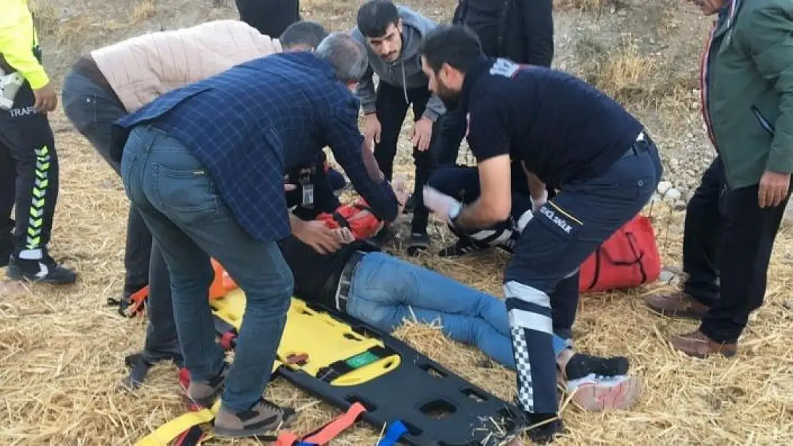 'Motosiklet şarampole uçtu: 1´i ağır 2 yaralı'