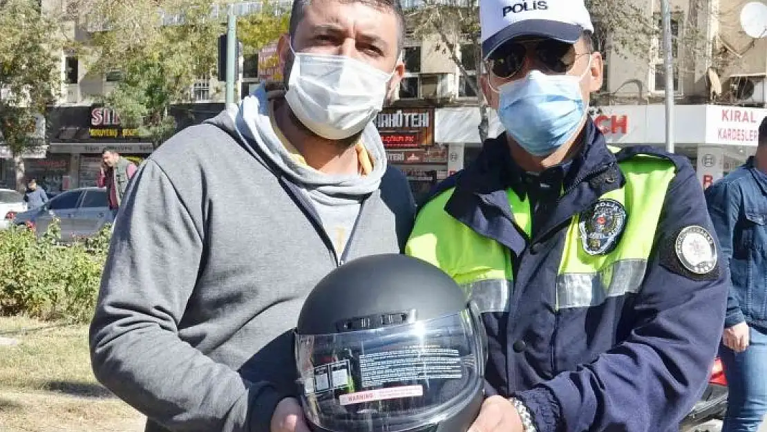 'Motosiklet sürücülerine kask hediye edildi'