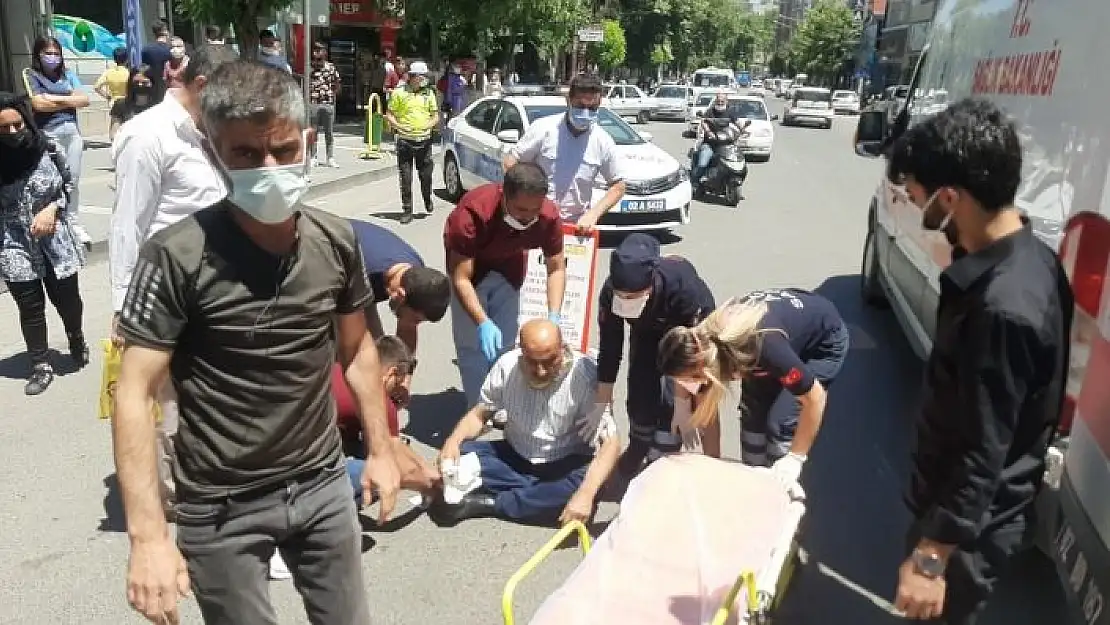 'Motosiklet yayaya çarptı: 2 yaralı'