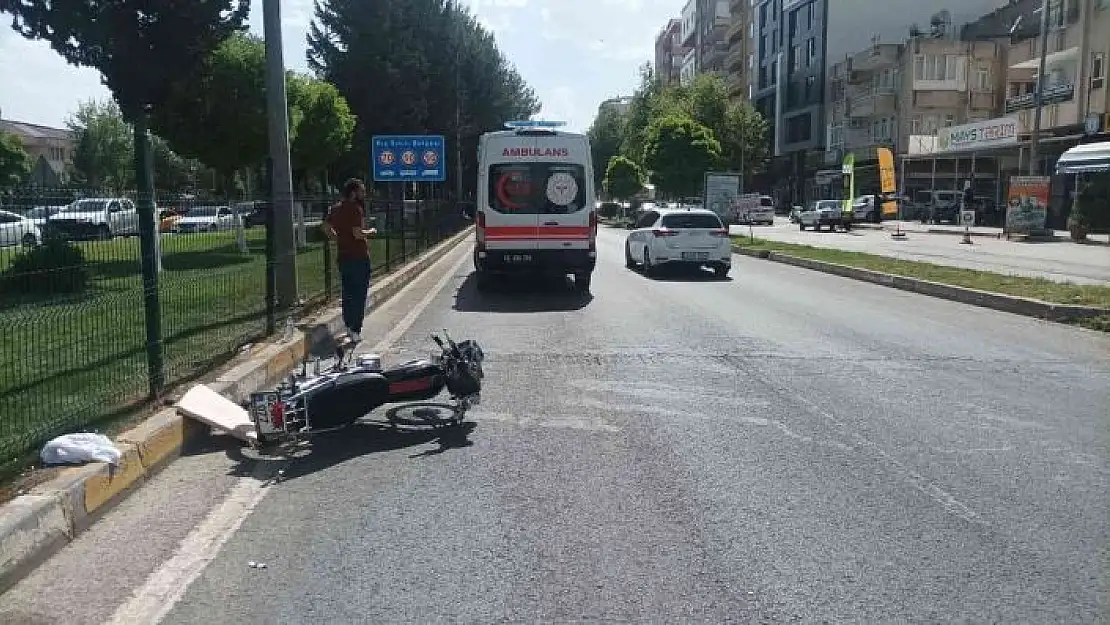 'Motosiklet yayaya çarptı: 3 yaralı'