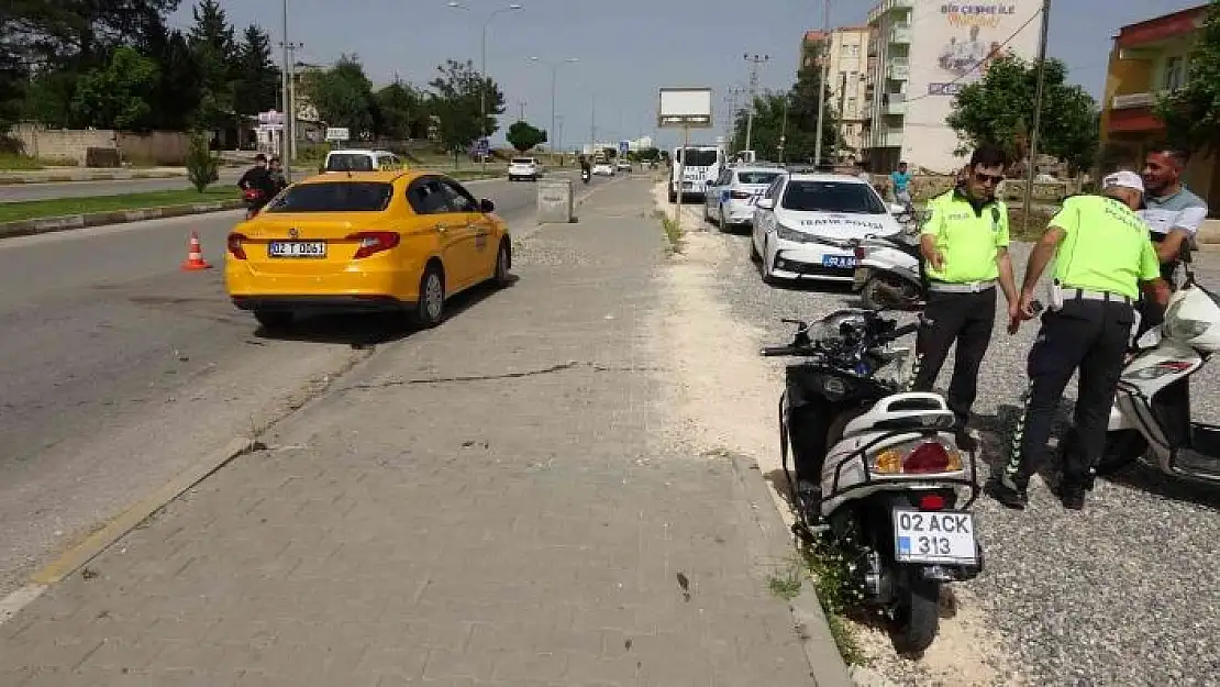 'Motosiklet yol kenarında duran otomobile çarptı: 1 ağır yaralı'