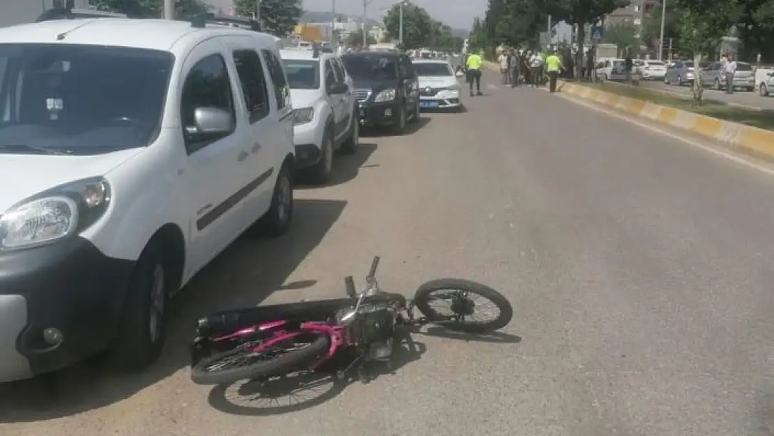 'Motosiklet, yolun karşısına geçmeye çalışan polise çarptı: 2 yaralı'