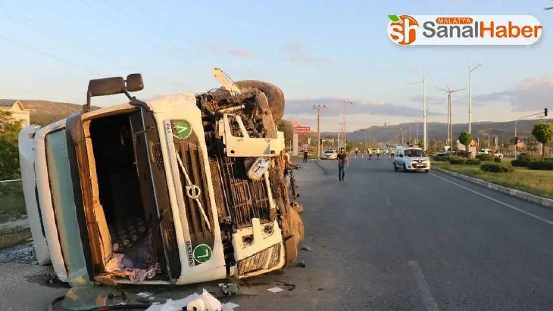 Mucur yüklü kamyon devrildi: 2 yaralı