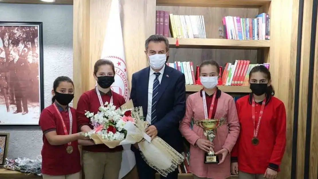 'Müdür Aslan, şampiyon takımı tebrik etti'
