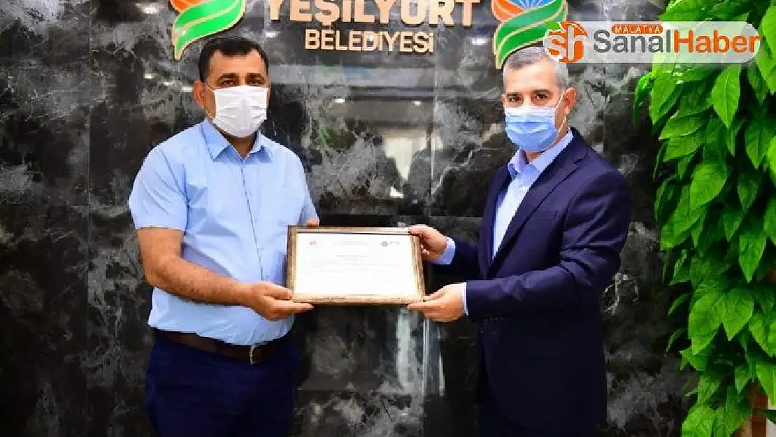 Müdür Onhan, sıfır atık belgesini Başkan Çınar'a takdim etti
