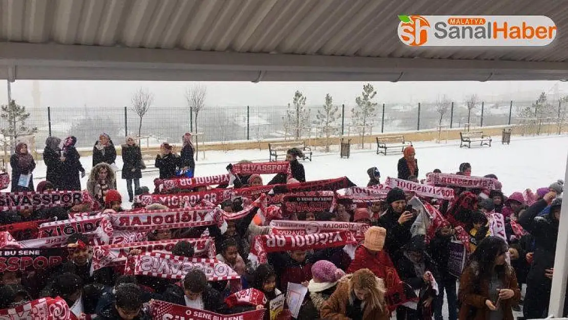 Muhtar öğrencilere karna hediyesi olarak Sivasspor atkısı hediye etti