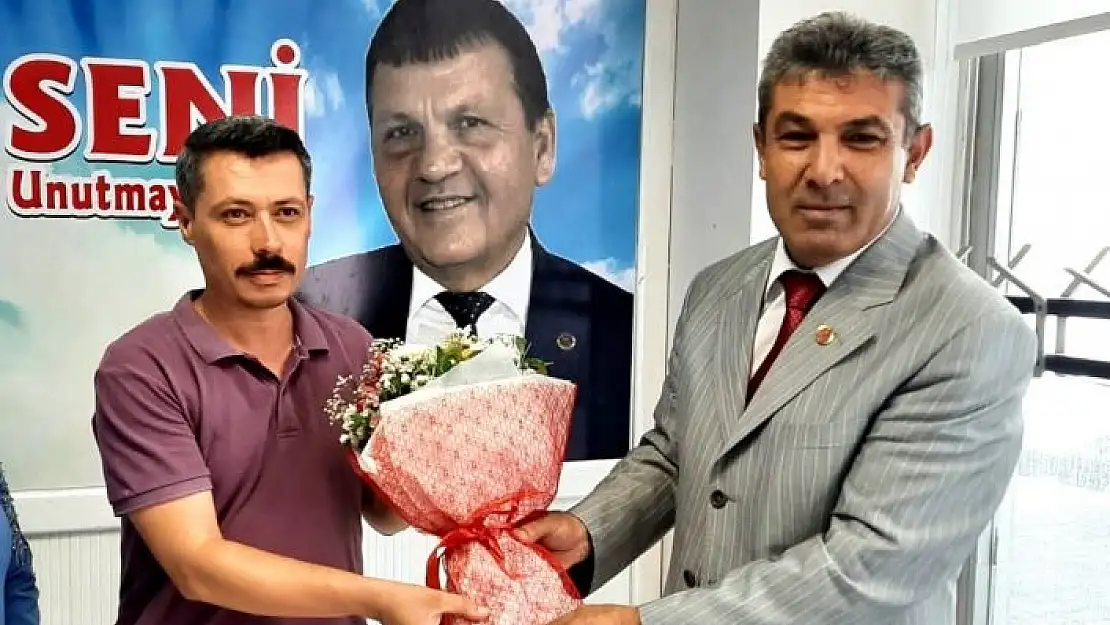 'Muhtar Taş´tan gazetecilere çiçek'