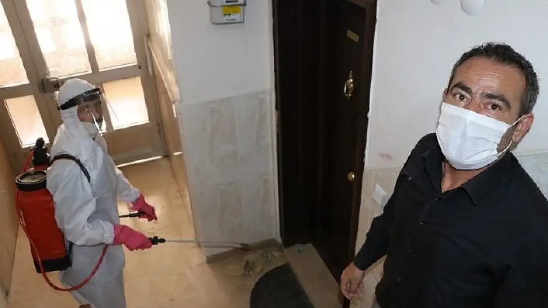 'Muhtar vaka görülen apartmanları tek tek dezenfekte ediyor'