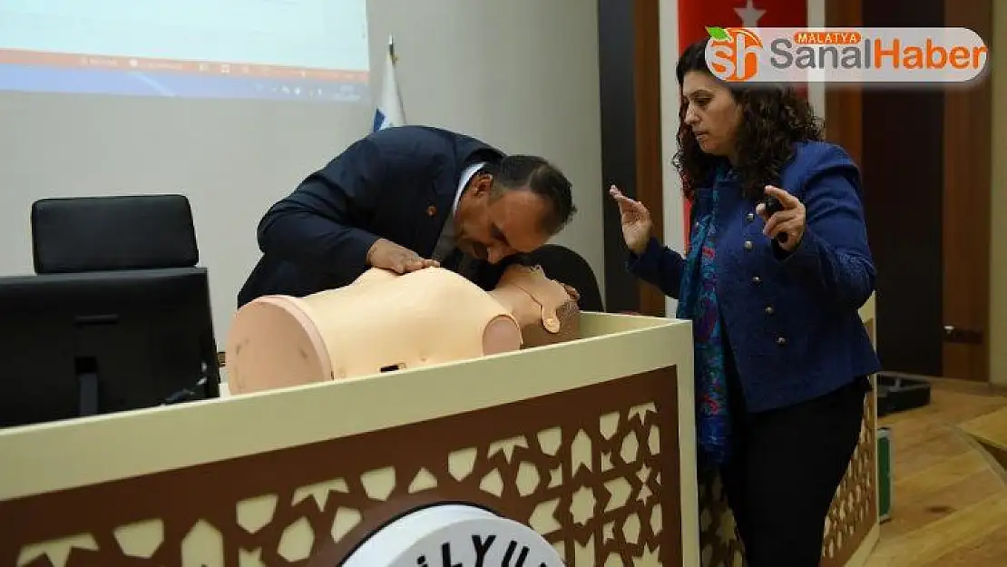 Muhtarlara ilk yardımı eğitimi verildi