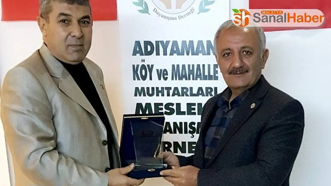 Muhtarlardan Başkan Şahan'a plaket