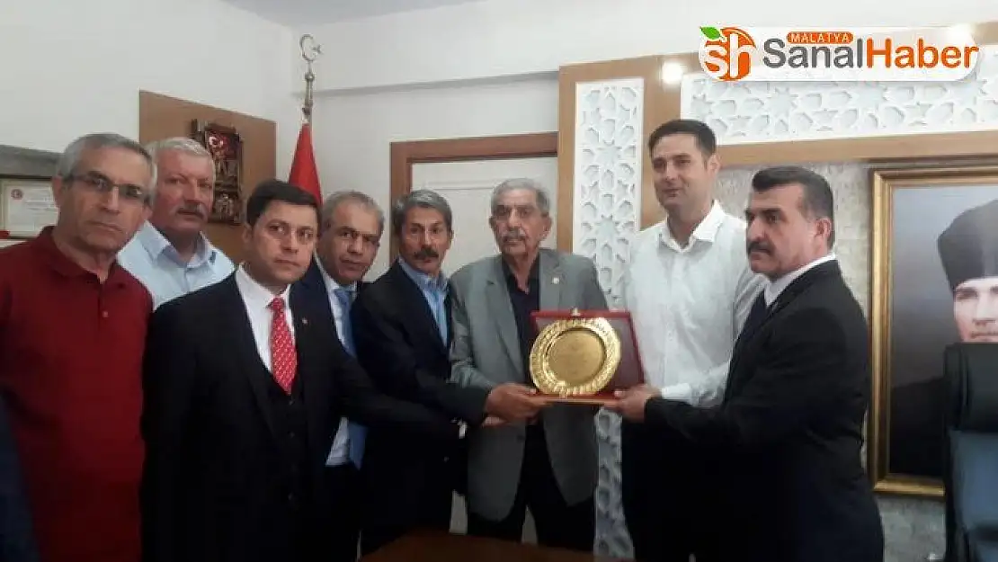 Muhtarlardan Kaymakam Gülenç'e plaket