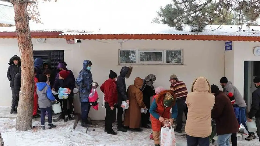 'Mültecilere sıcak yemek yardımı'