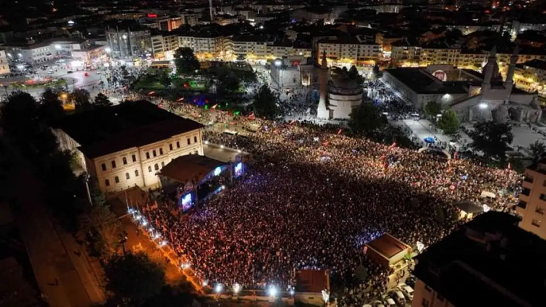 'Mustafa Ceceli binlerce hayranına unutulmaz bir akşam yaşattı'