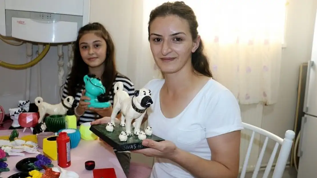 'Mutfağını atölyeye çevirdi, kazandığı parayı sokak hayvanlarına harcıyor'