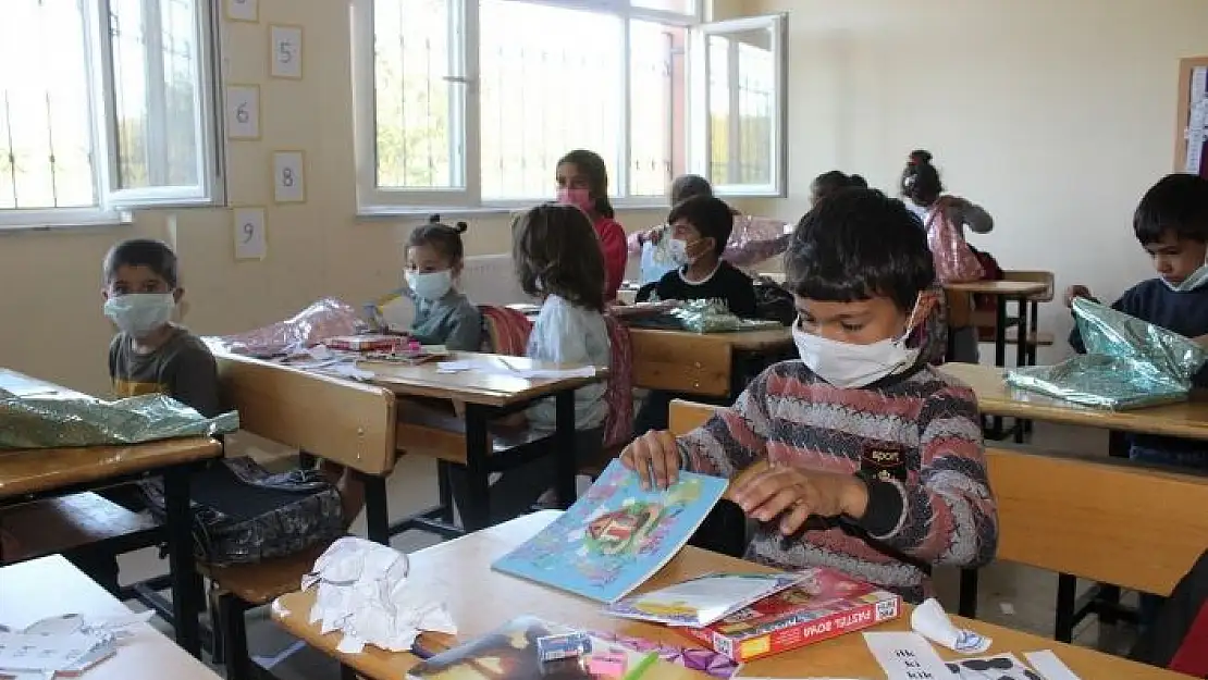 '`Mutluluk Vagonu´ tarafından öğrencilere destek'