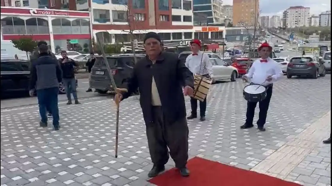 'Müziğin ritmine dayanamayıp oynamaya başladı'