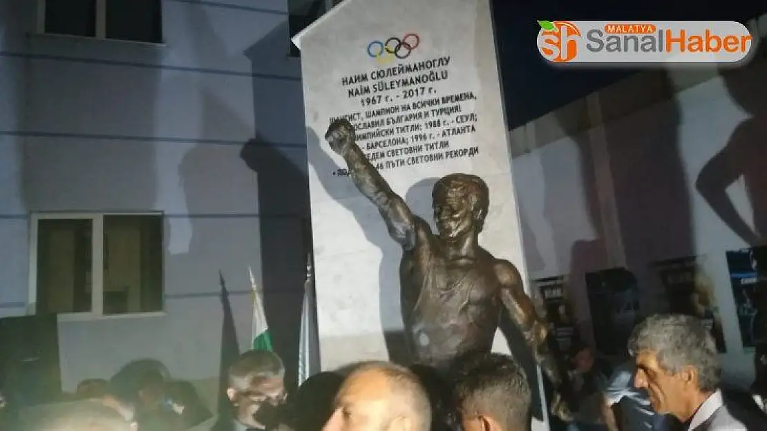 Naim Süleymanoğlu'nun doğduğu kente heykeli dikildi