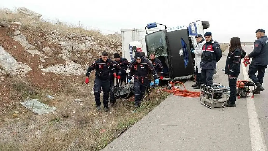 'Nakliye kamyonu devrildi, 1 kişi hayatını kaybetti'