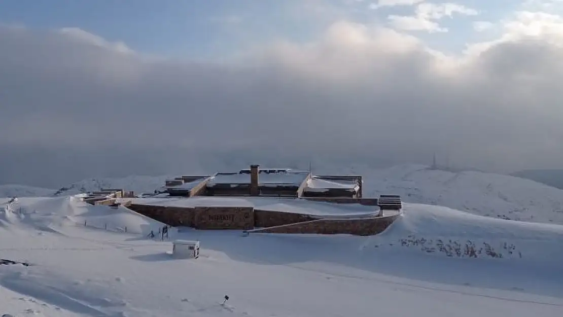 'Nemrut Dağı buz tuttu'