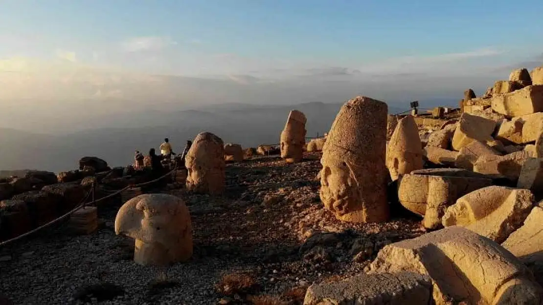 'Nemrut Dağı sezonun son turistlerini ağırlıyor'