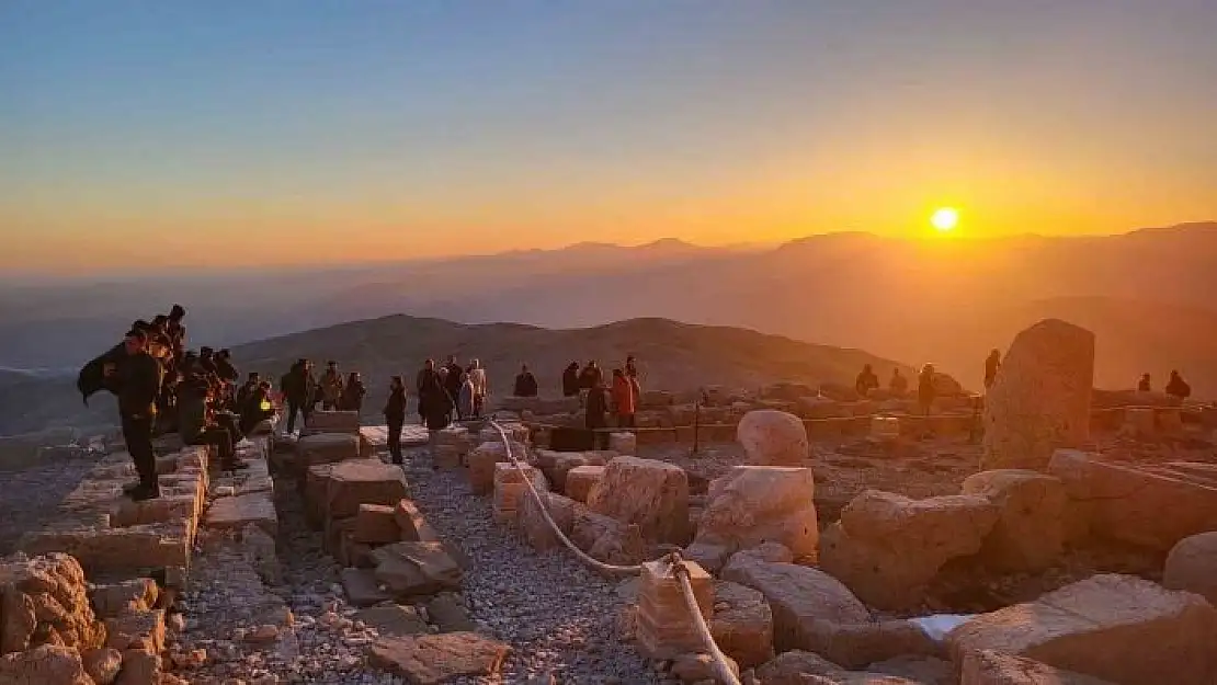 'Nemrut Dağına bayramda yoğun ilgi'