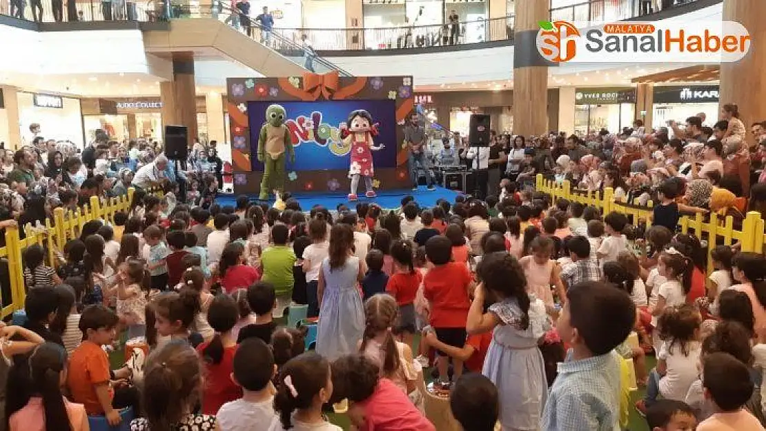 Niloya, Piazza'da çocuklarla buluştu